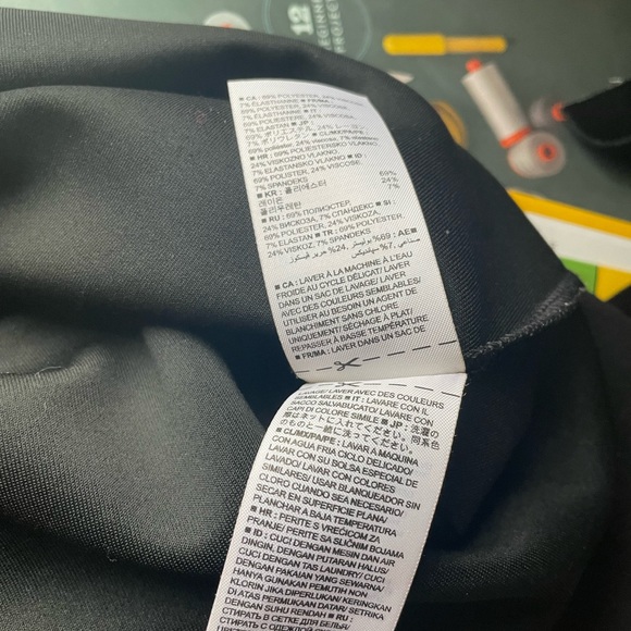 Scalloped Sleeve Date Night Top from Banana Republic - Picture 5 of 6